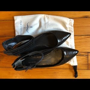 Leather Pour La Victoire black snake skin flats